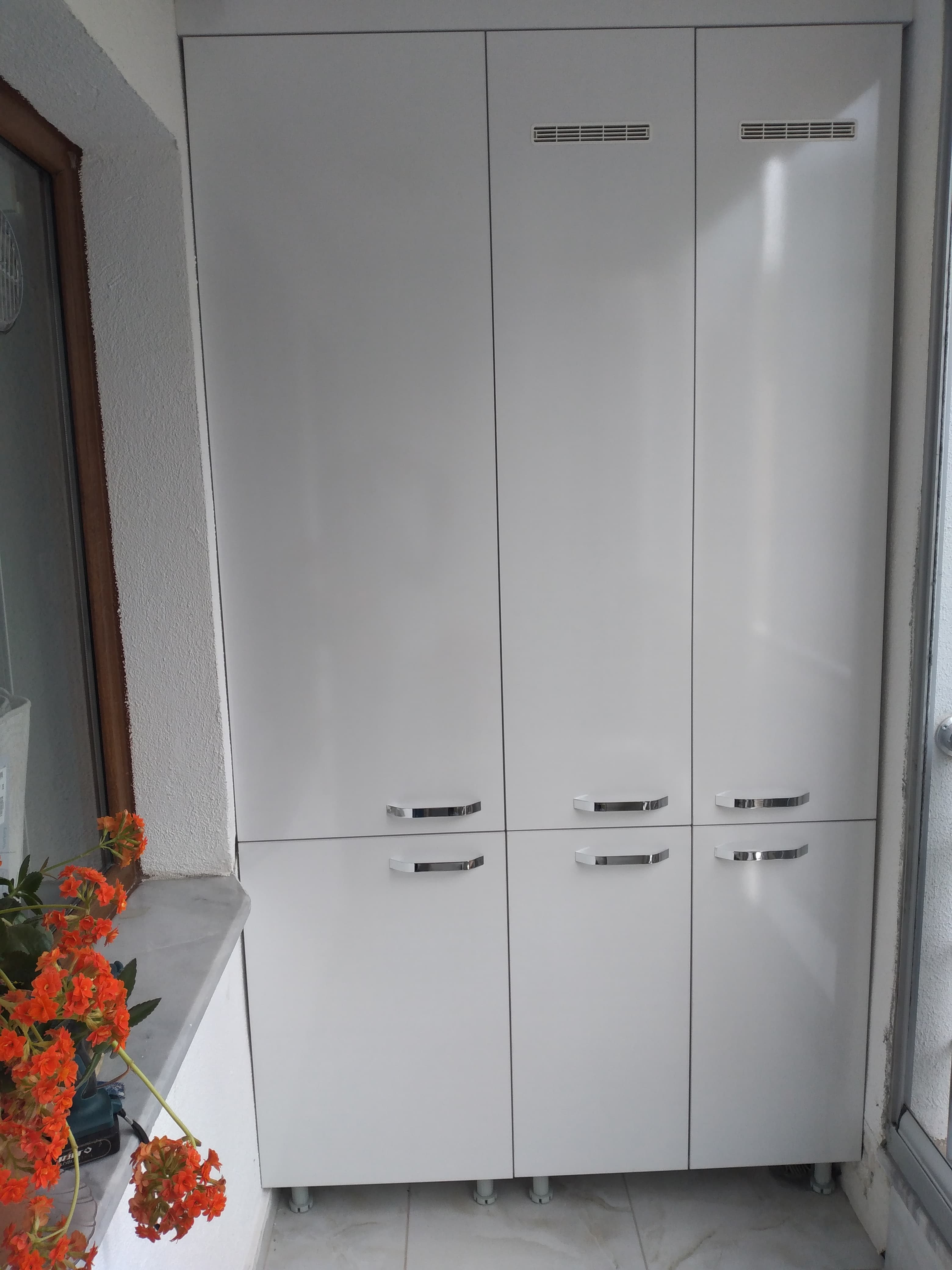 Kiler Tipi Beyaz Parlak Balkon Dolabı