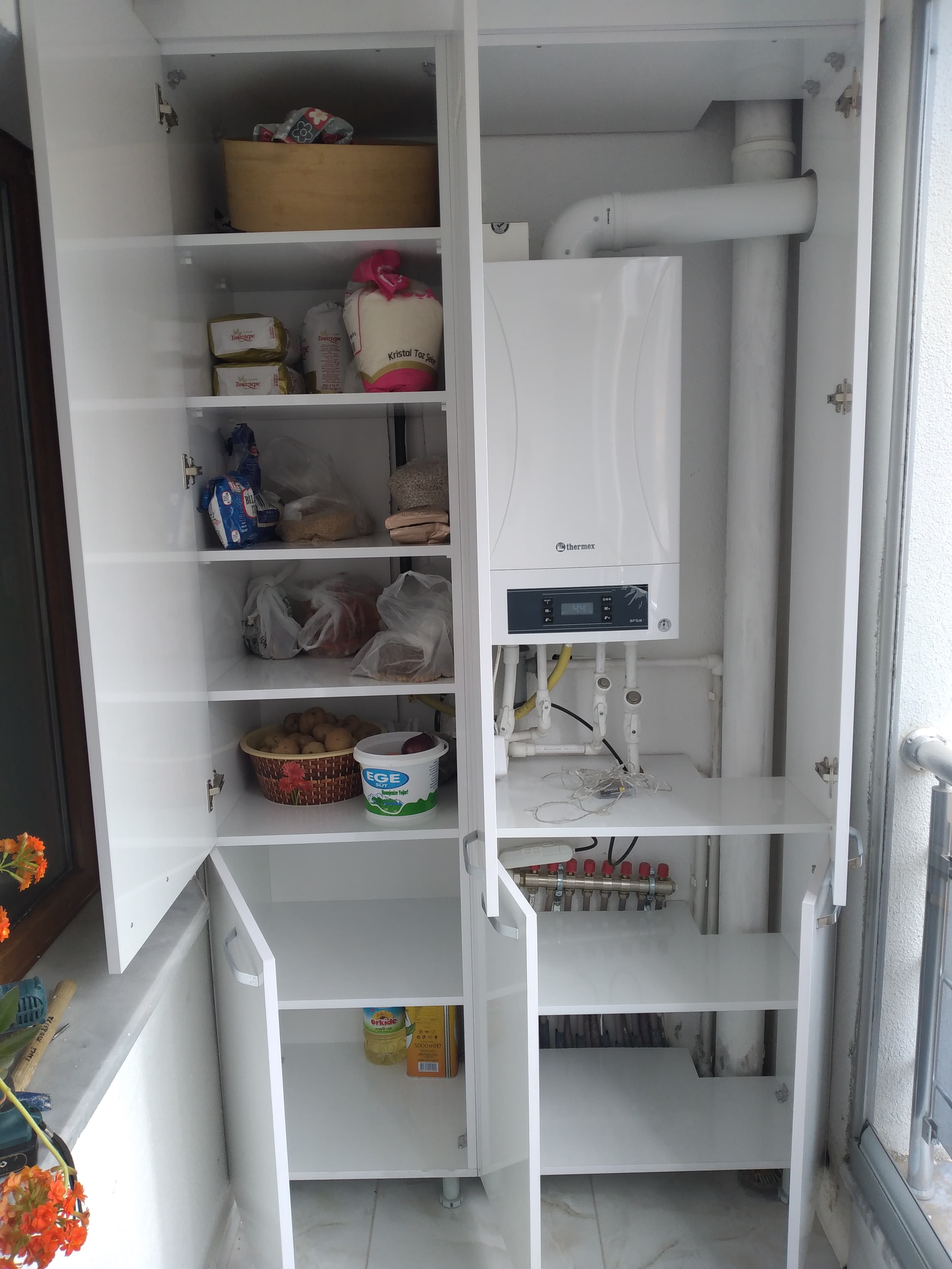 Kiler Tipi Beyaz Parlak Balkon Dolabı 2