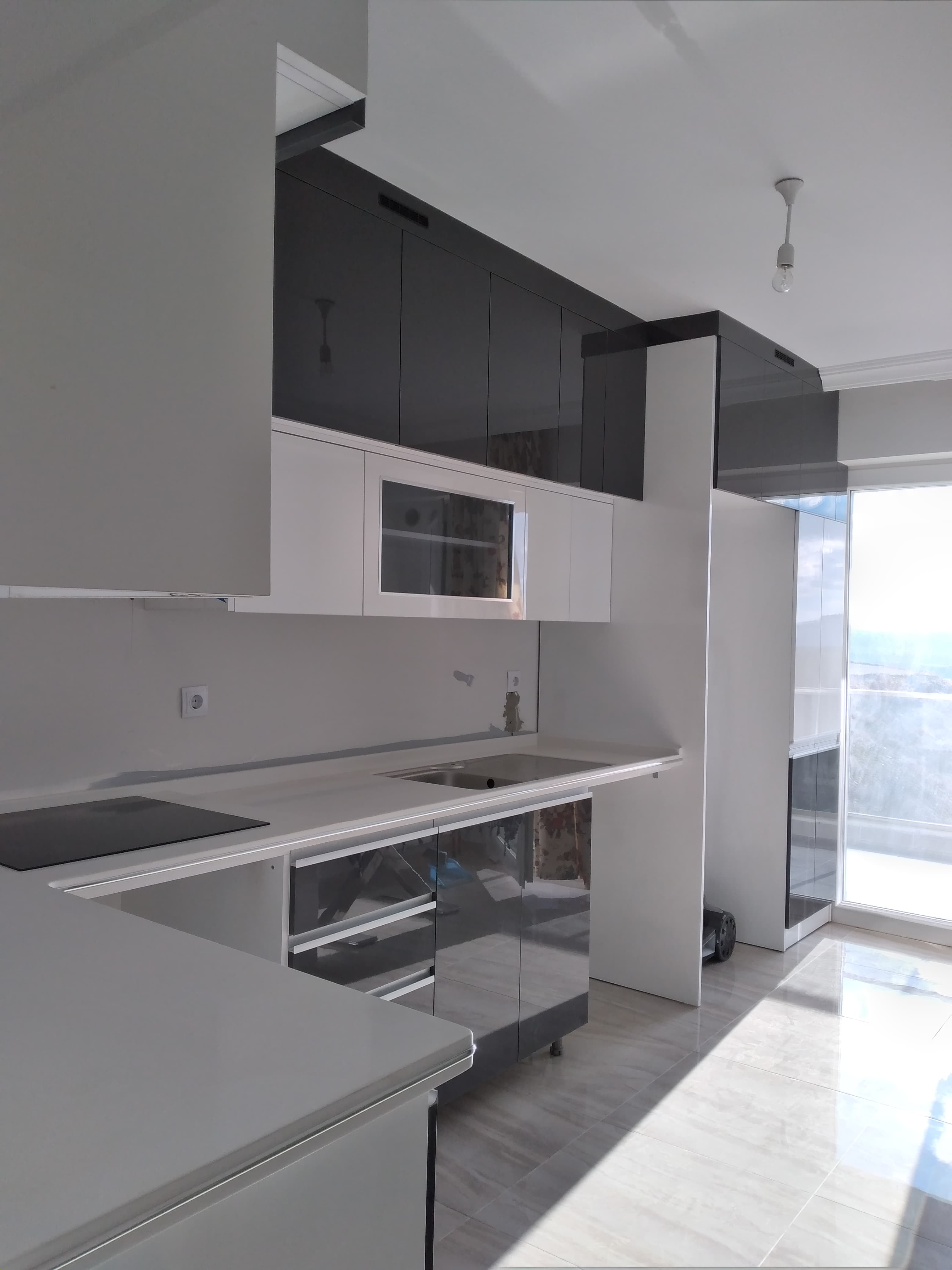 Antrasit & Beyaz Kontrastlı Süper Parlak Mutfak