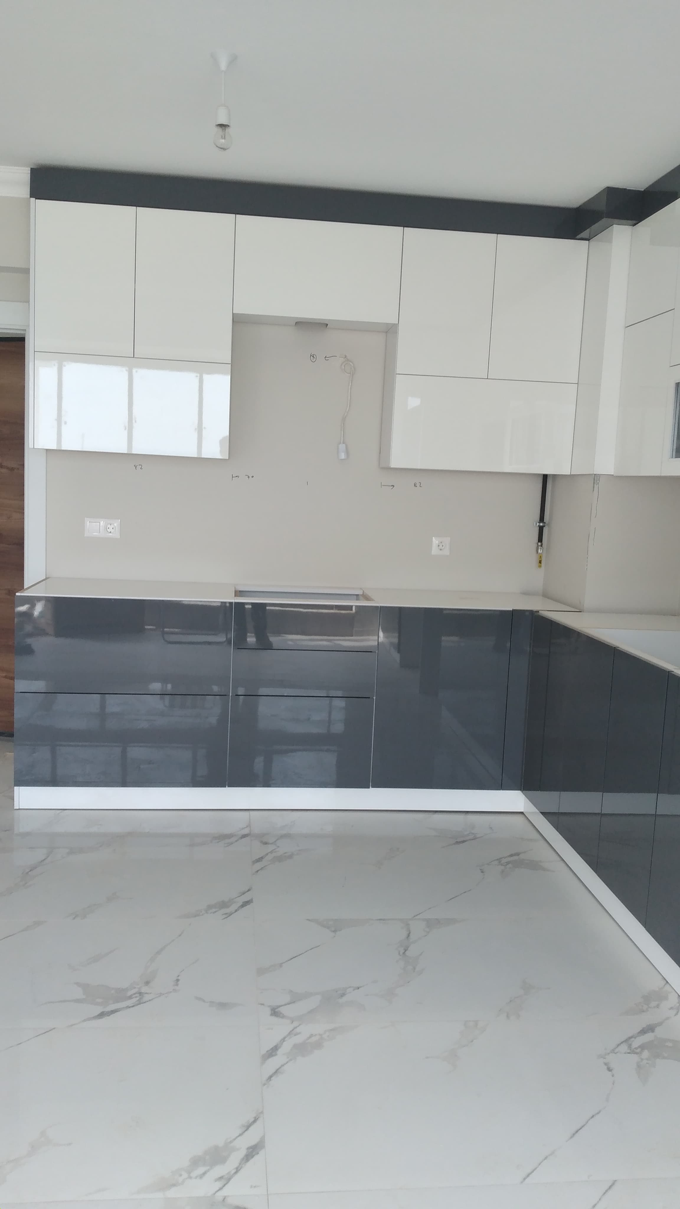 LED Işıklı Antrasit-Beyaz Modern Mutfak 3