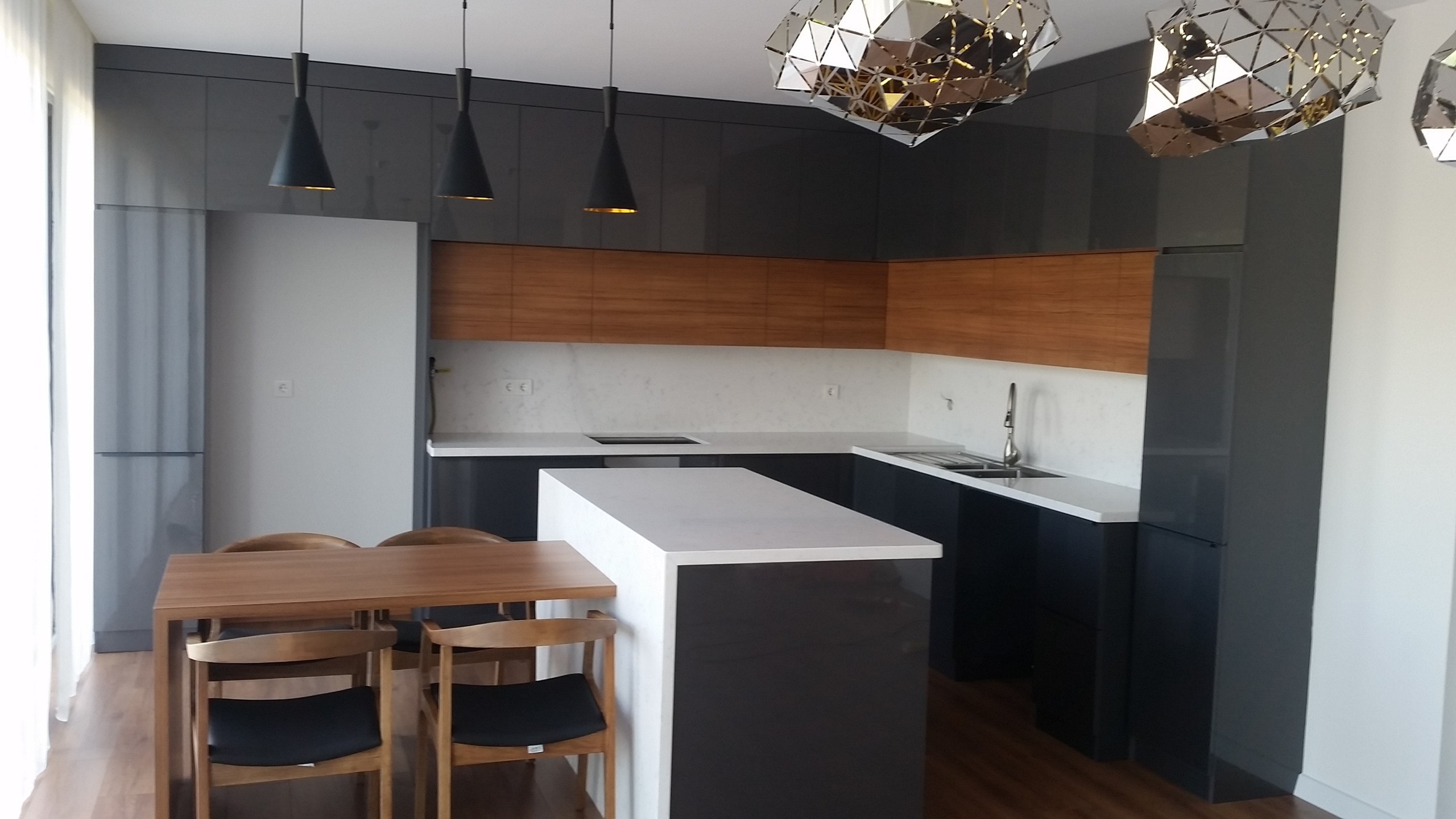 Antrasit ve ceviz desenli villa mutfağı, bağımsız ada ve yemek masası